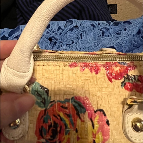 Betsy Johnson gently loved detachable strap Crossbody mini purse - Picture 7 of 16